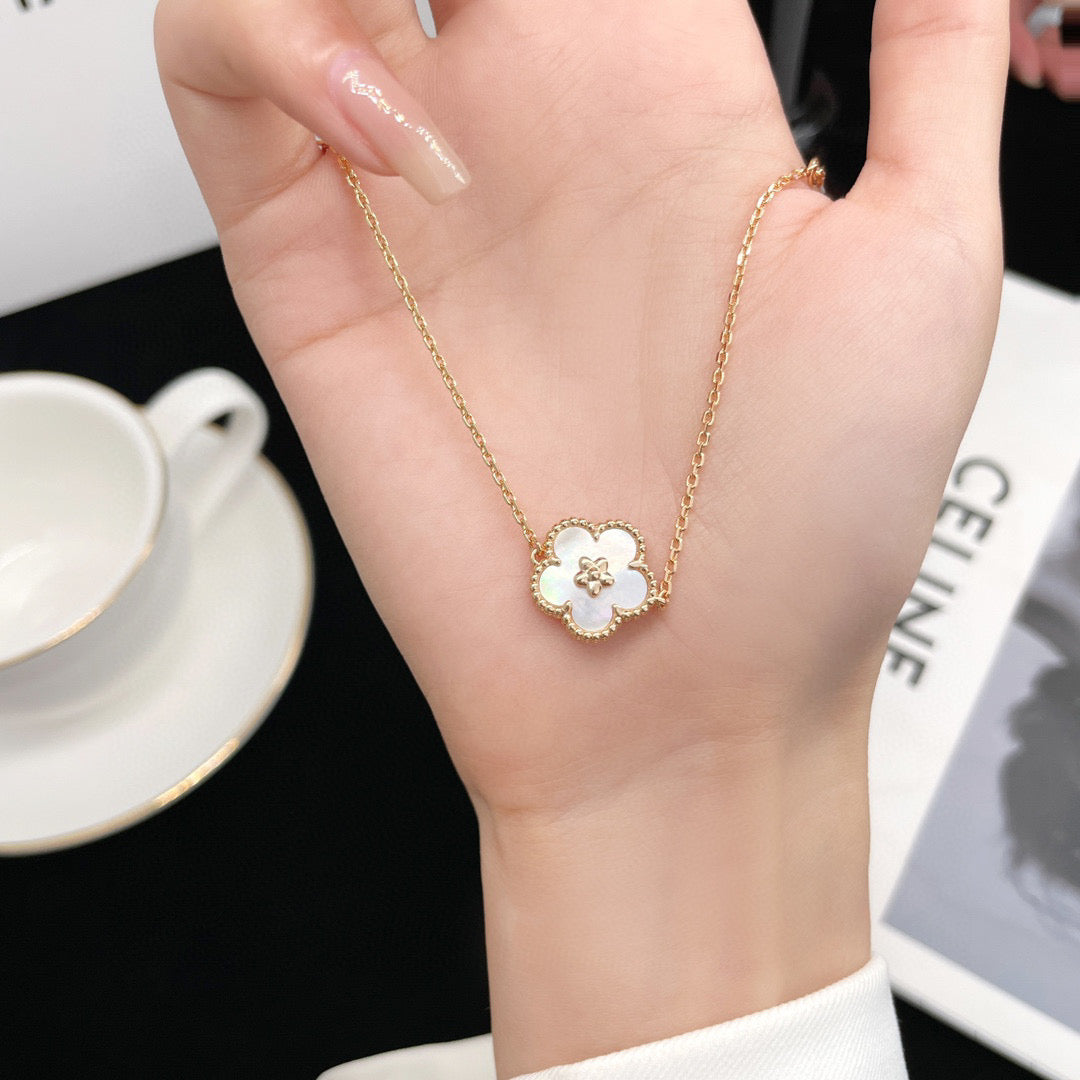 ¡®Glow Jewelry¡¯LUCKY WHITE MOP PLUM BLOSSOM NECKLACE