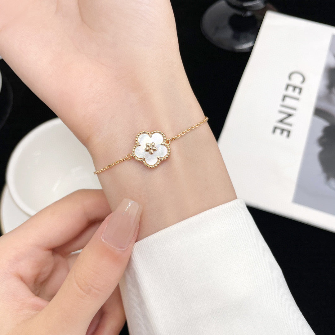¡®Glow Jewelry¡¯LUCKY WHITE MOP PLUM BLOSSOM BRACELET