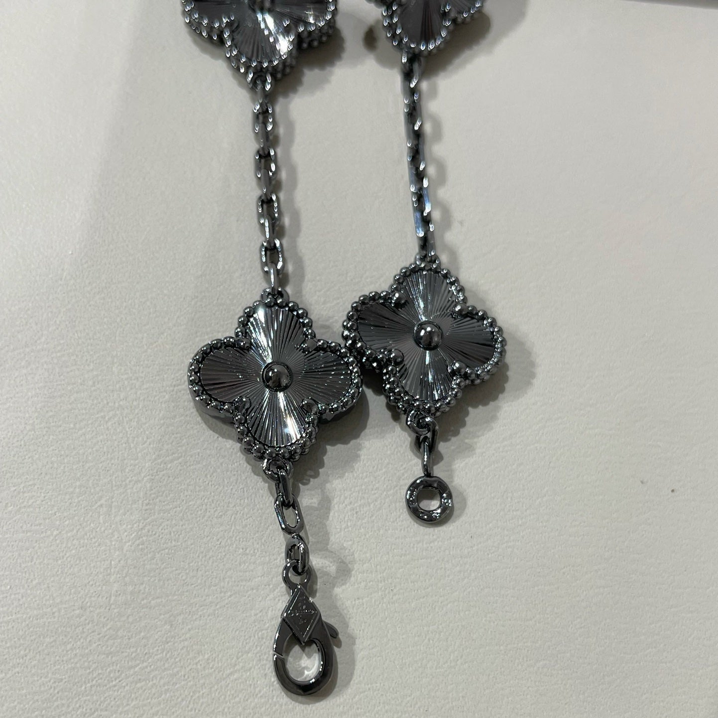 [Glow Jewelry]New CLOVER 5 MOTIF BLACK BRACELET