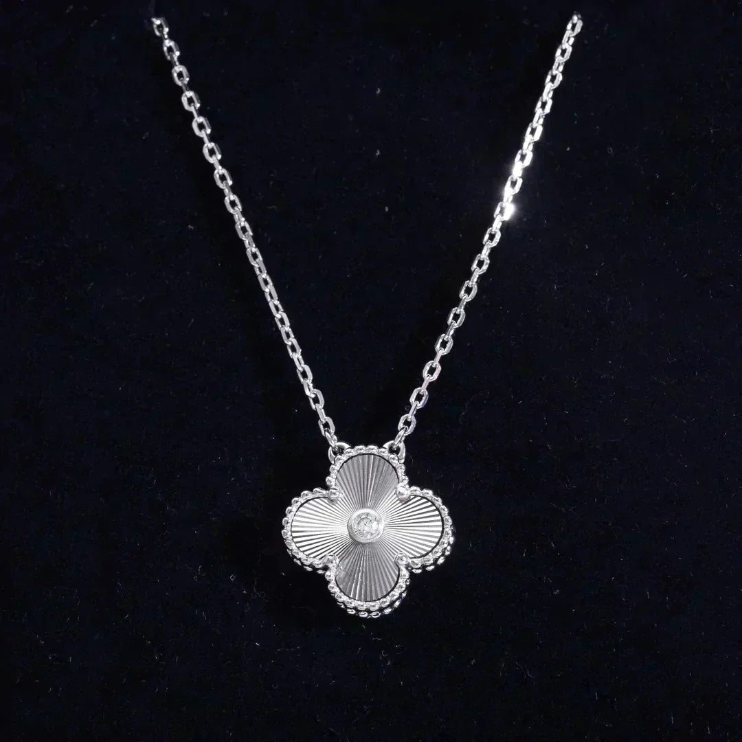 ¡®Glow Jewelry¡¯CLOVER  15MM DIAMOND LASER NECKLACE SILVER