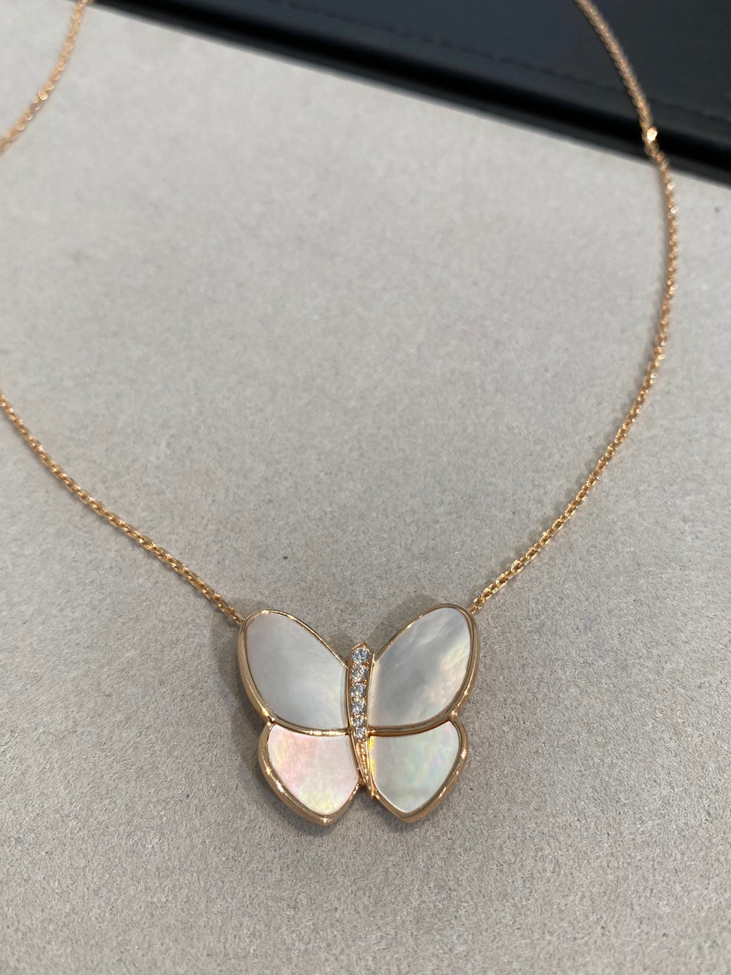 ¡®Glow Jewelry¡¯BUTTERFLY GOLD MOP DIAMOND NECKLACE