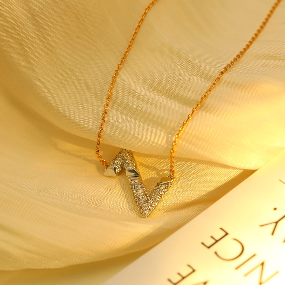 ¡®Glow Jewelry¡¯VOLT SILVER DIAMOND PEDANT NECKLACE