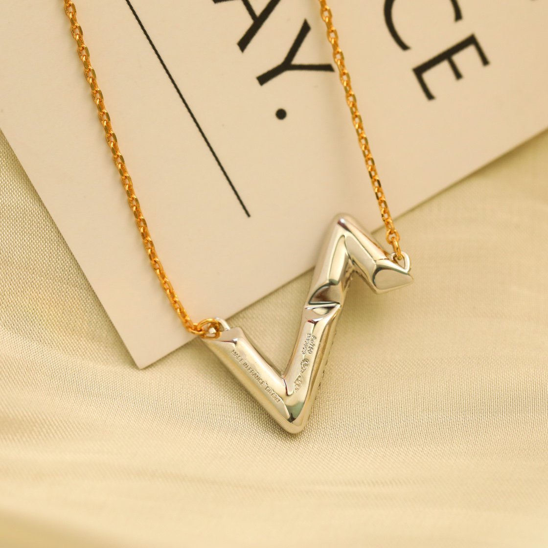 ¡®Glow Jewelry¡¯VOLT SILVER DIAMOND PEDANT NECKLACE