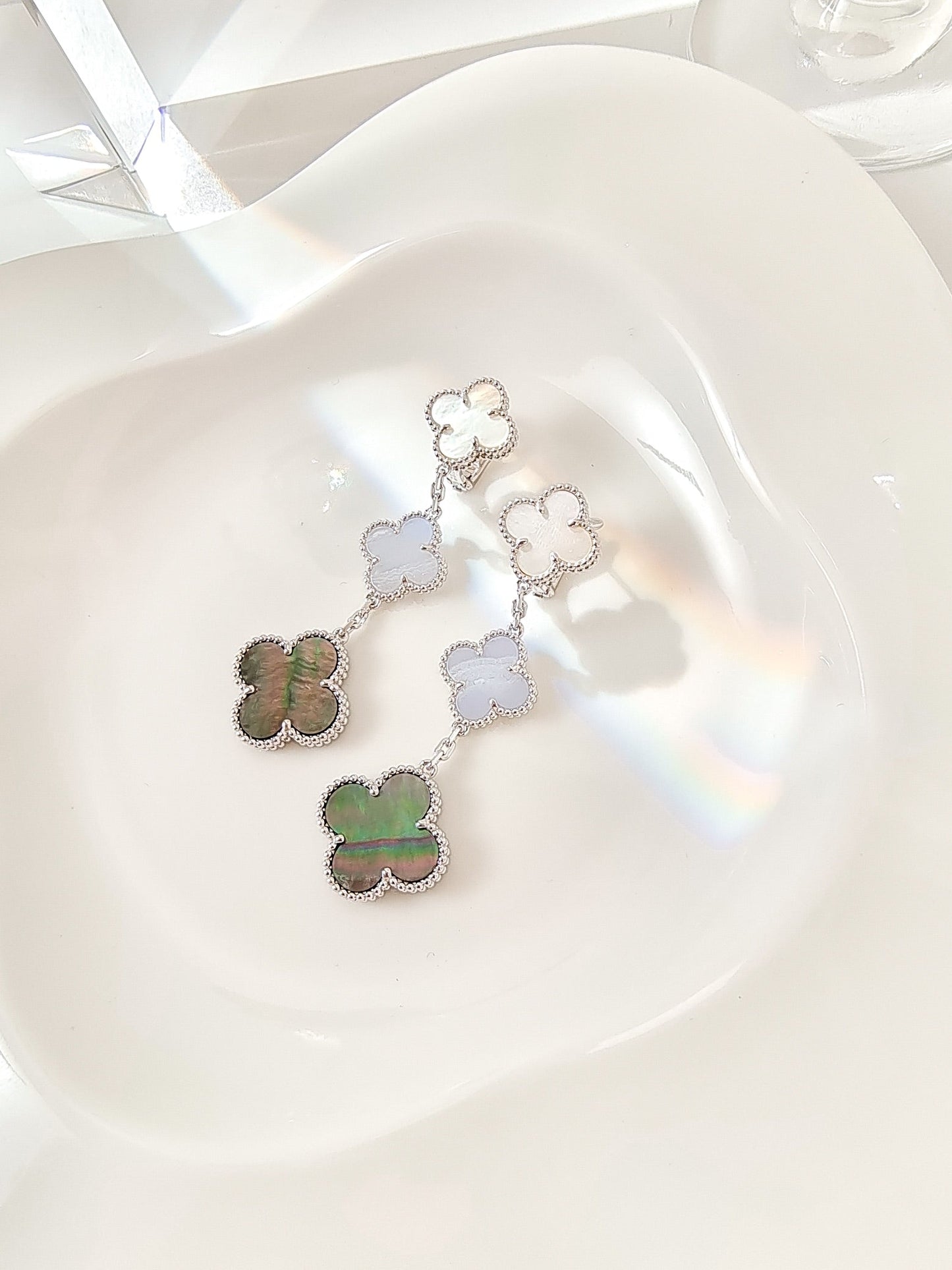 [Glow Jewelry]CLOVER 3 MOTIFS CHALCEDONY DARK MOP SILVER EARRINGS