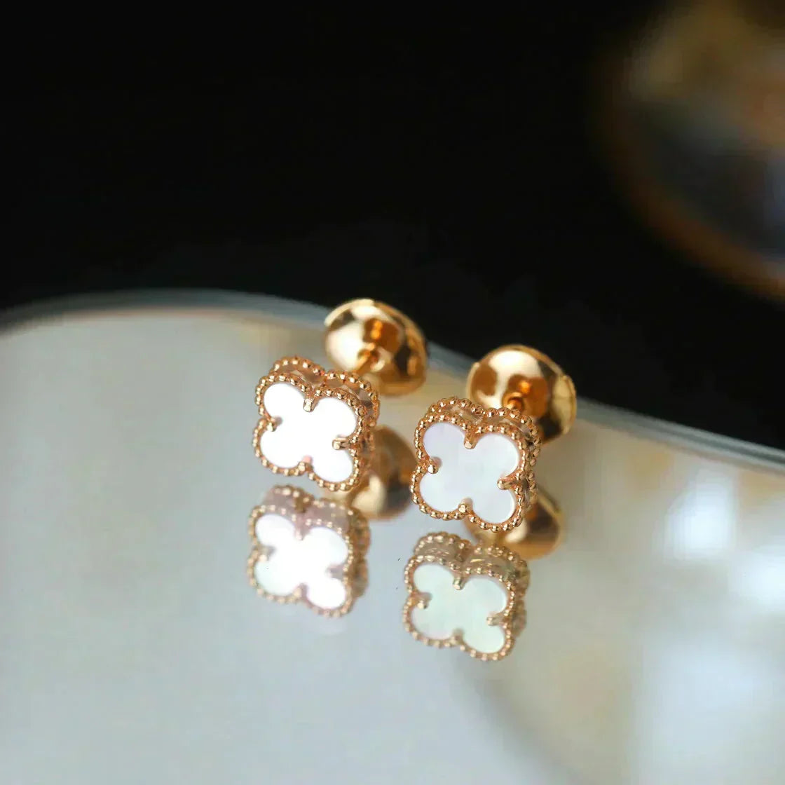 [Glow Jewelry]CLOVER MINI 9.5MM WHITE MOP EARRINGS