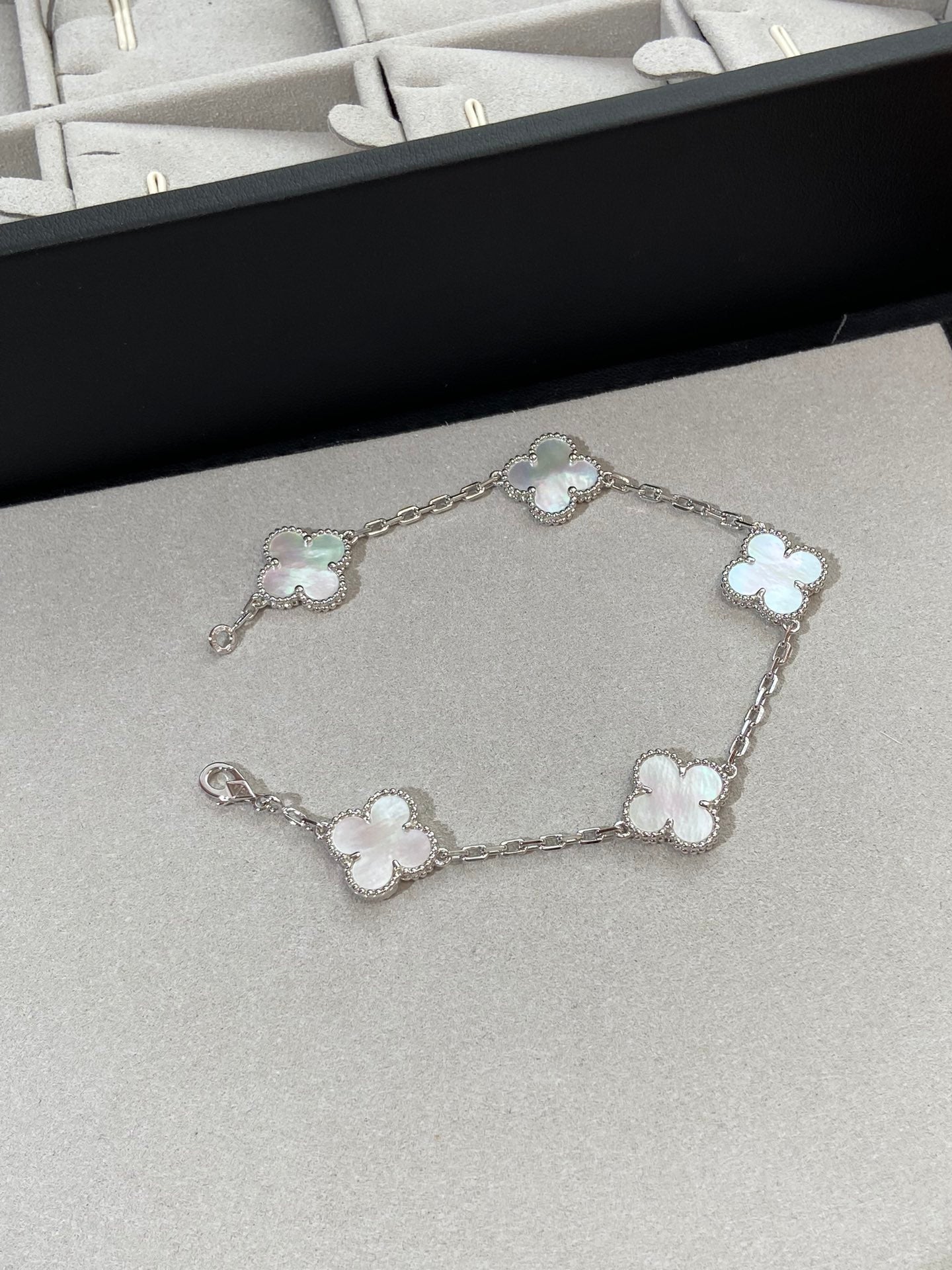 [Glow Jewelry]New CLOVER WHITE PEARL MOP 5 MOTIF BRACELET COLLECTION