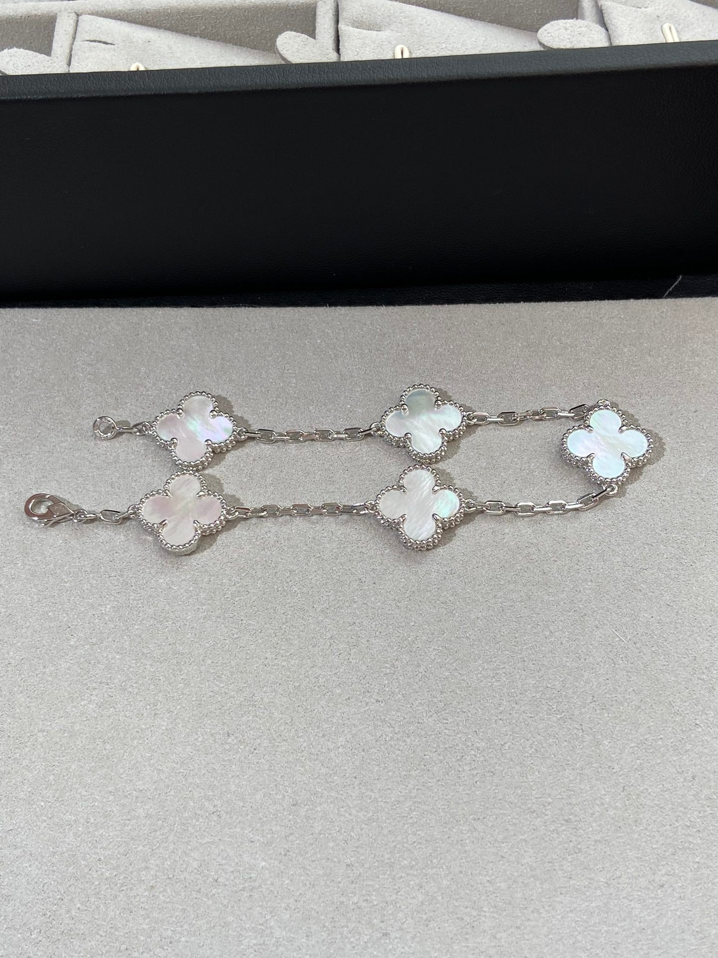 [Glow Jewelry]New CLOVER WHITE PEARL MOP 5 MOTIF BRACELET COLLECTION