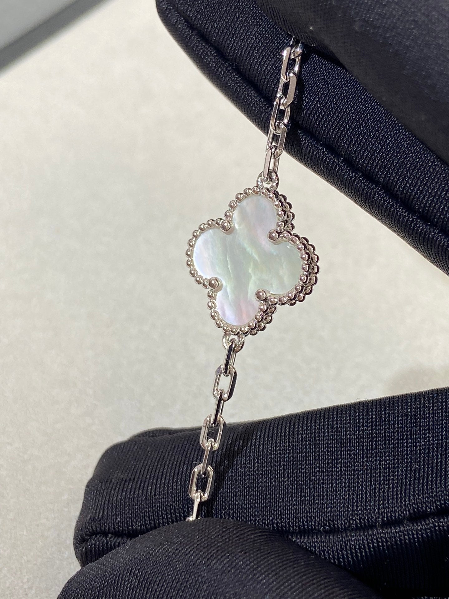 [Glow Jewelry]New CLOVER WHITE PEARL MOP 5 MOTIF BRACELET COLLECTION