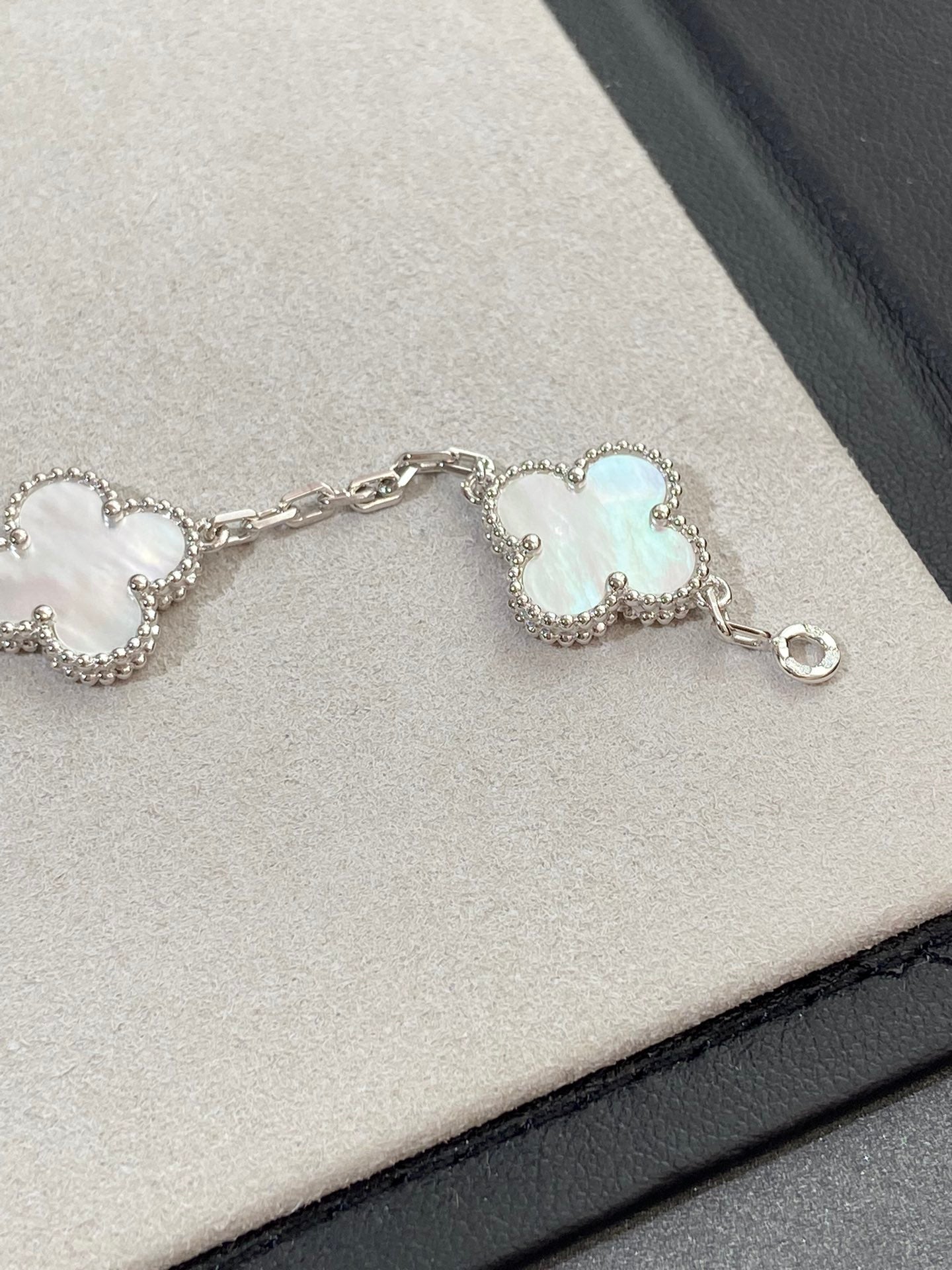 [Glow Jewelry]New CLOVER WHITE PEARL MOP 5 MOTIF BRACELET COLLECTION