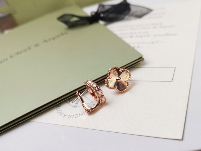 [Glow Jewelry]CLOVER MEDIUM STUD EARRINGS