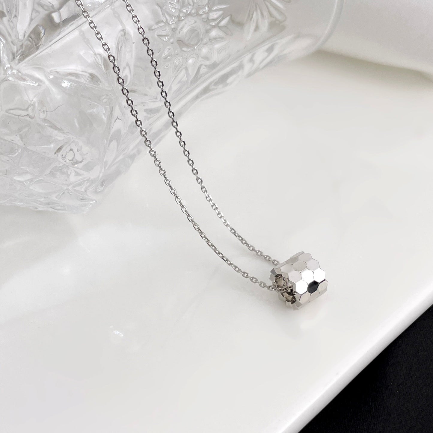 ¡®Glow Jewelry¡¯BEE MINI NECKLACE