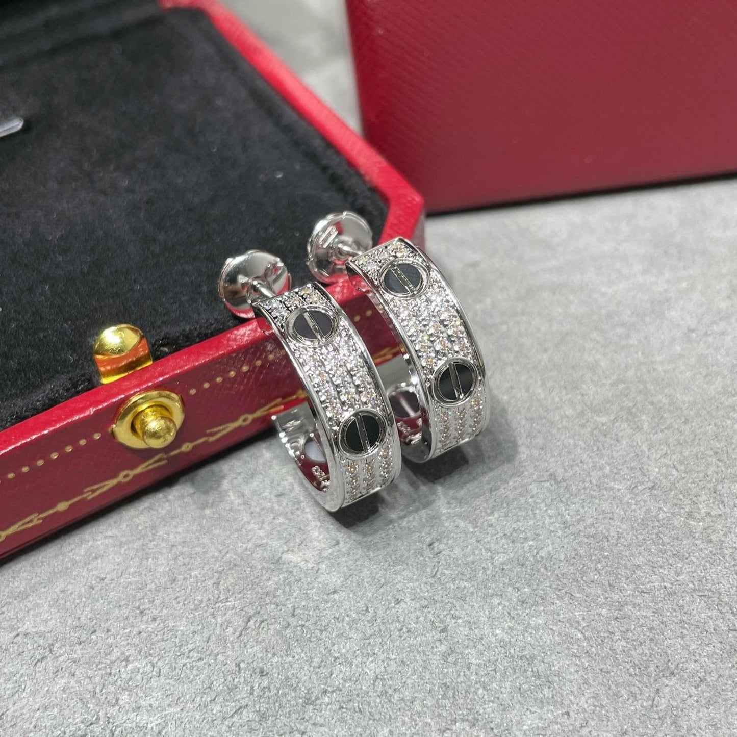 [Glow Jewelry]LOVE CERAMIC DIAMOND PAVED SILVER EARRINGS