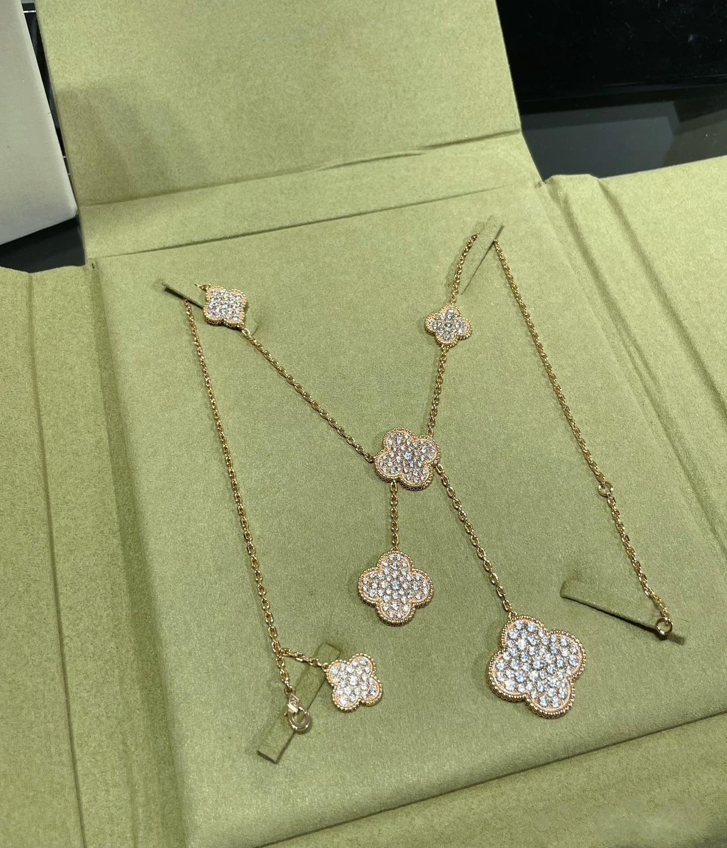 ¡®Glow Jewelry¡¯CLOVER 6 MOTIF DIAMOND PAVED NECKLACE