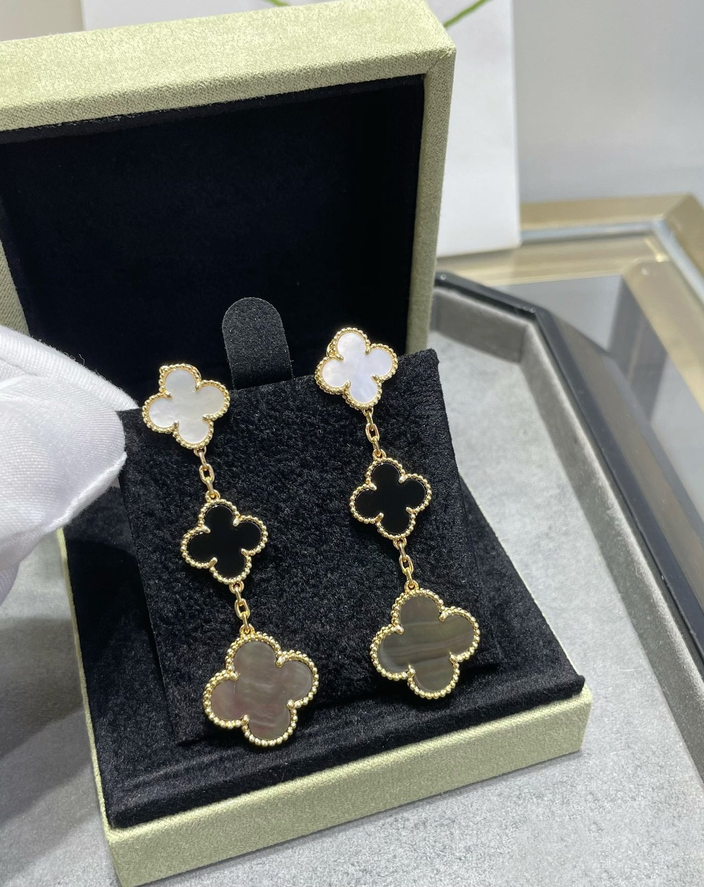 [Glow Jewelry]CLOVER 3 MOTIF MOP ONYX DARK MOP PINK GOLD EARRINGS