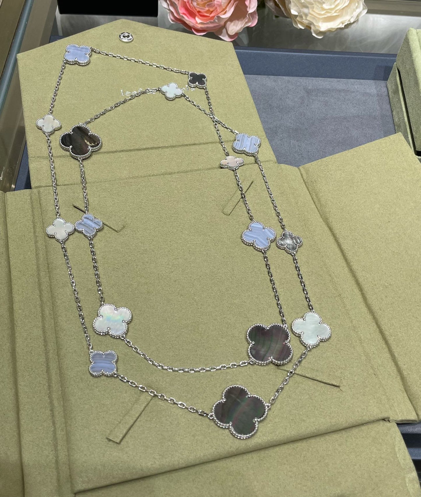 ¡®Glow Jewelry¡¯CLOVER 16 MOTIF CHALCEDONY MOP SILVER NECKLACE