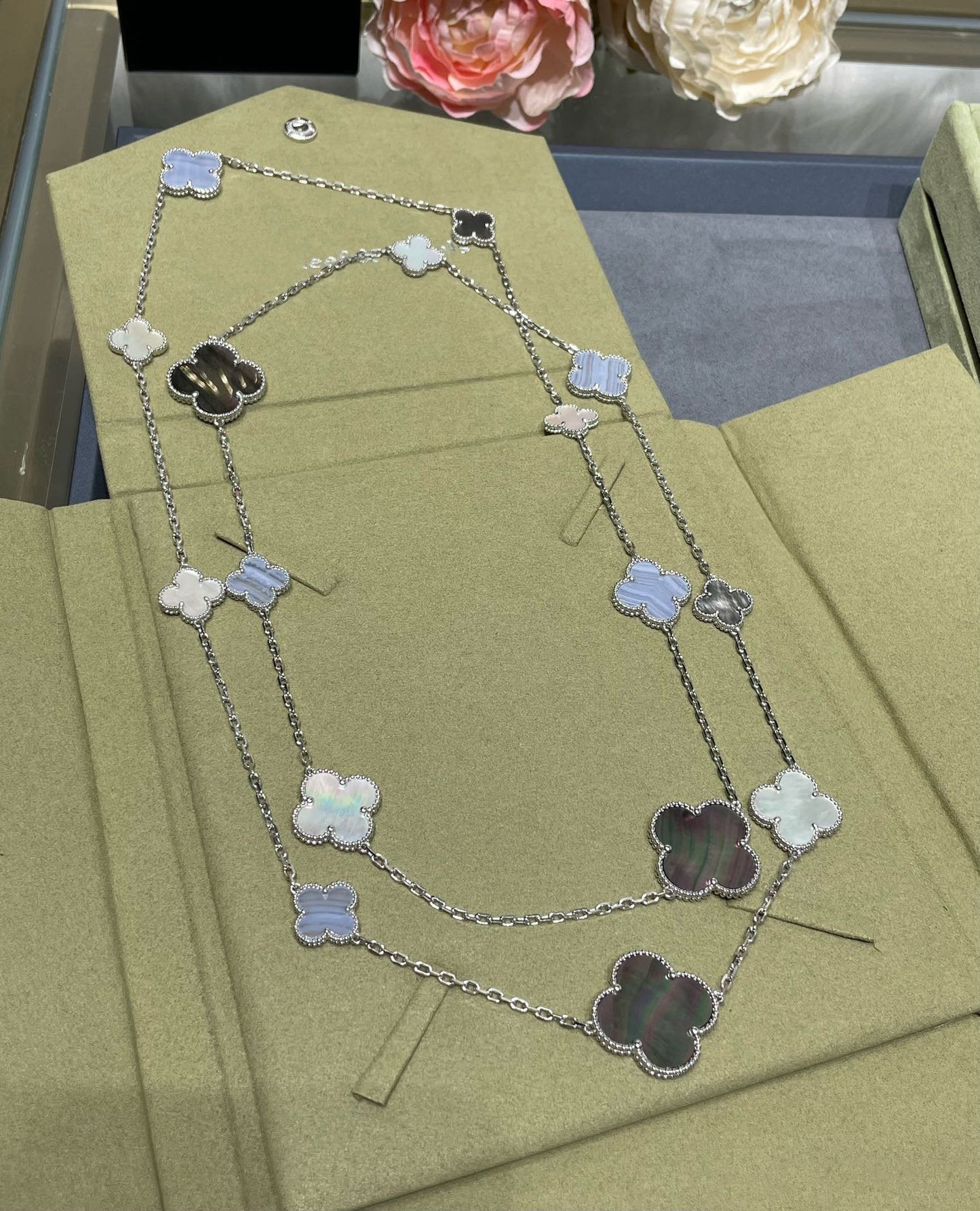 [Glow Jewelry]CLOVER 16 MOTIF CHALCEDONY MOP SILVER NECKLACE