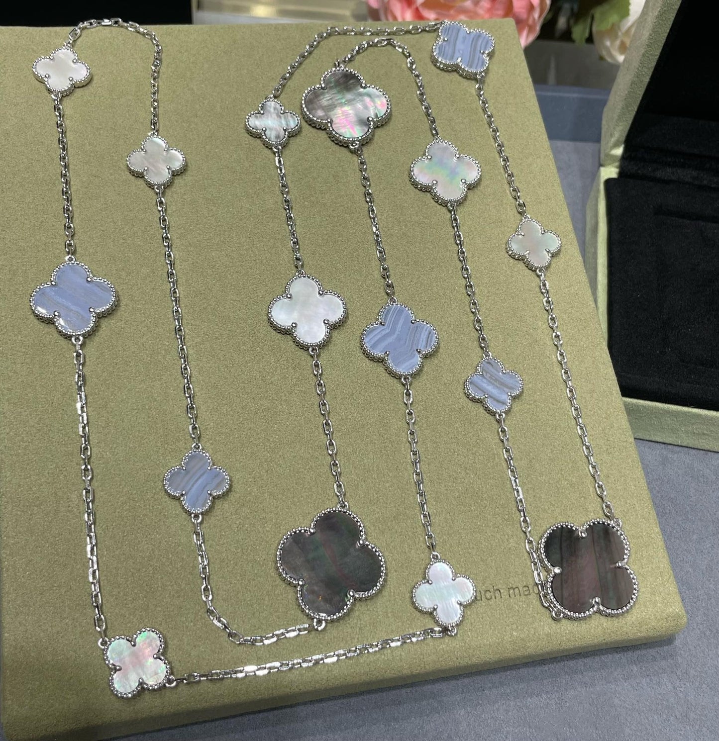 [Glow Jewelry]CLOVER 16 MOTIF CHALCEDONY MOP SILVER NECKLACE