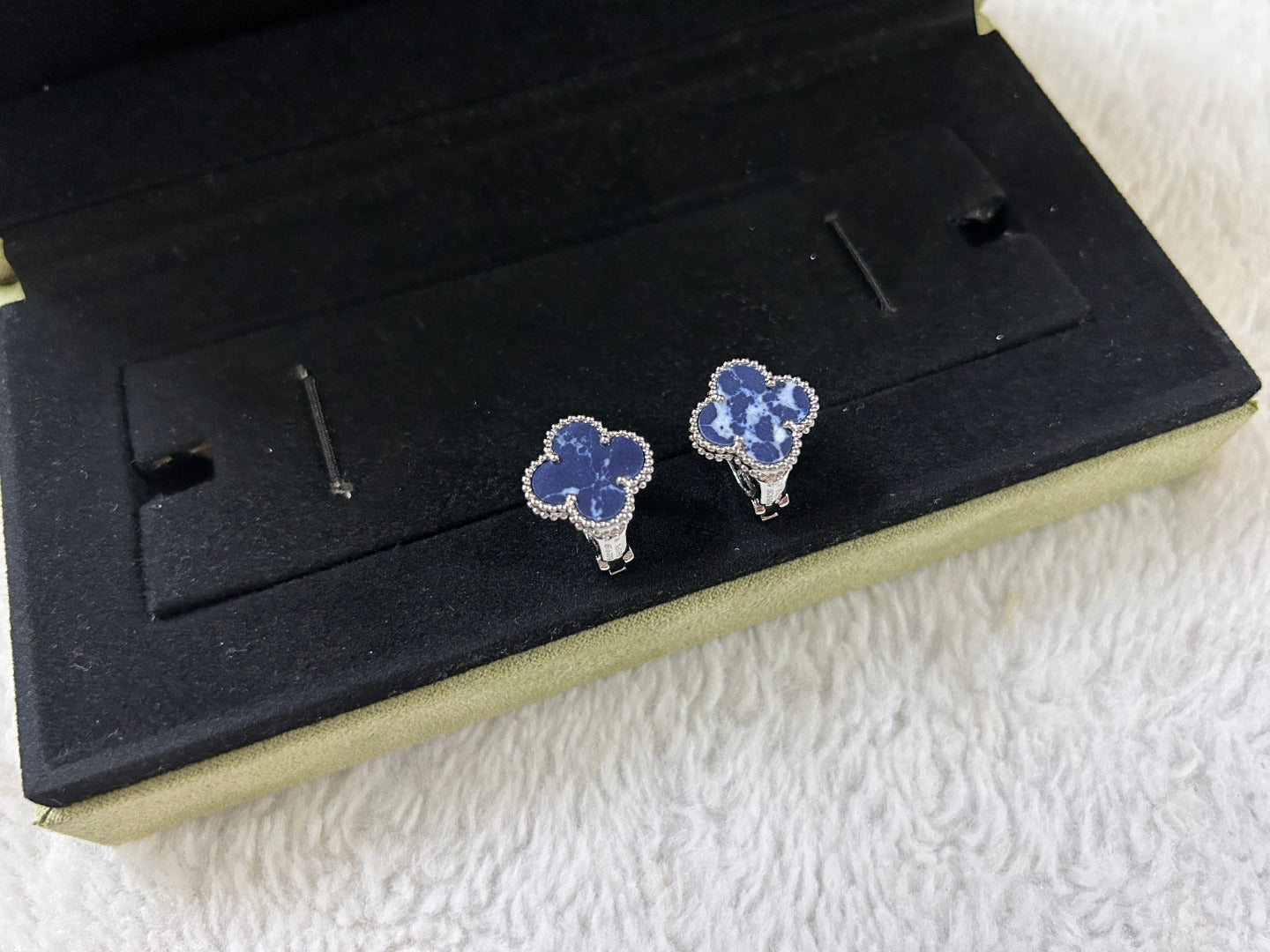 [Glow Jewelry]CLOVER PIETERSITE MEDIUM STUD EARRINGS