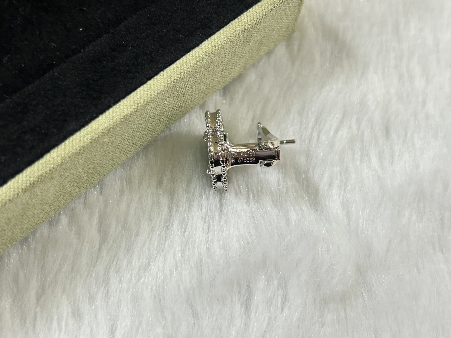 ¡®Glow Jewelry¡¯CLOVER PIETERSITE MEDIUM STUD EARRINGS