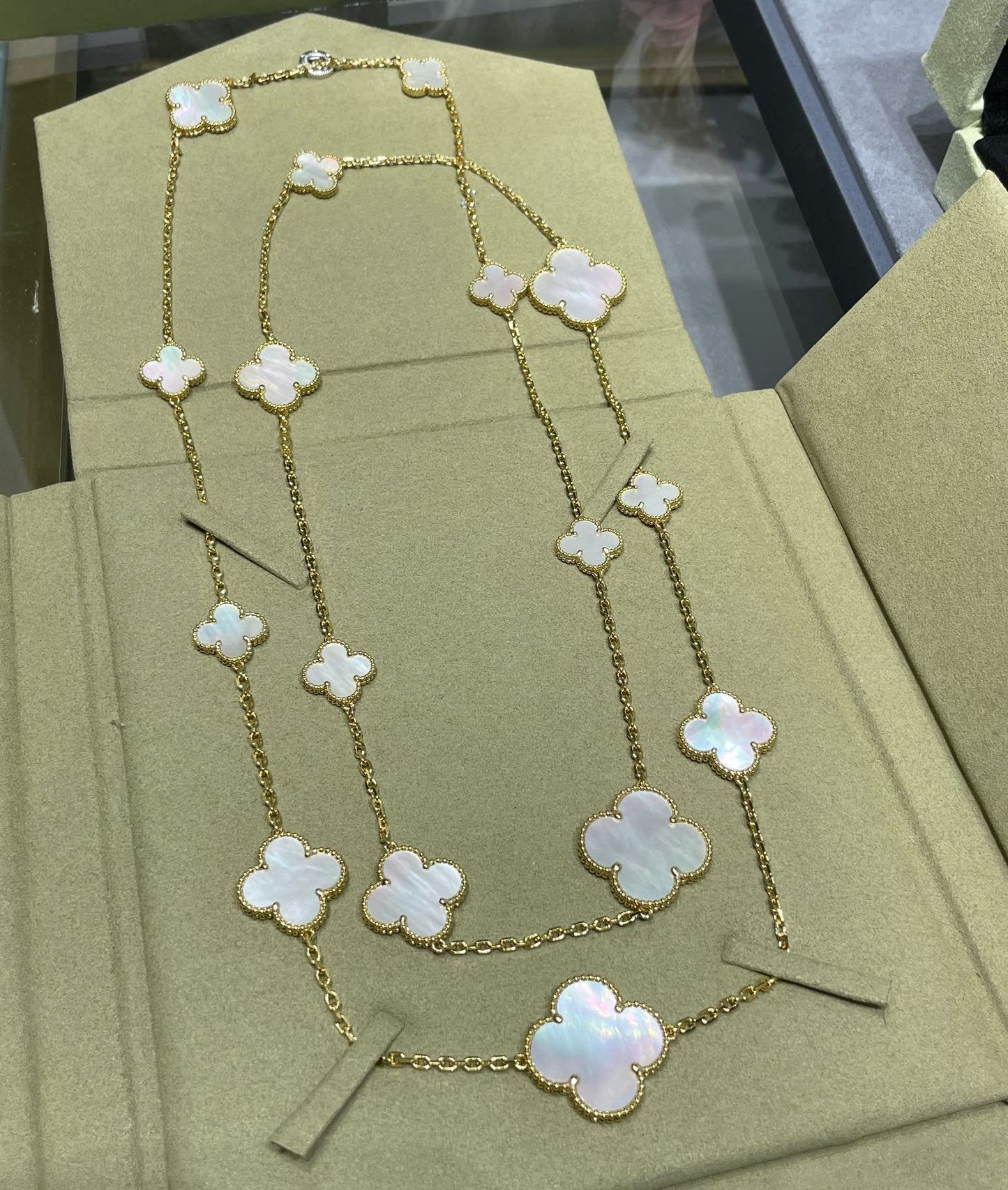 [Glow Jewelry]CLOVER 16 MOTIF WHITE MOP GOLD NECKLACE
