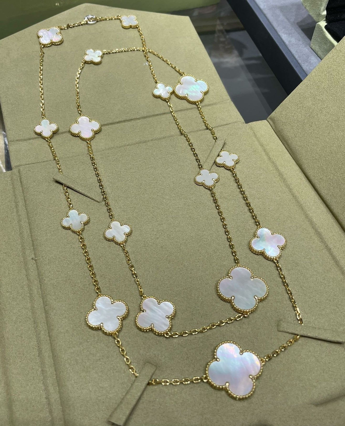 ¡®Glow Jewelry¡¯CLOVER 16 MOTIF WHITE MOP GOLD NECKLACE