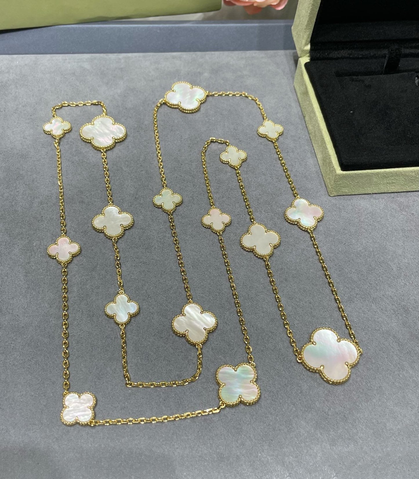 [Glow Jewelry]CLOVER 16 MOTIF WHITE MOP GOLD NECKLACE