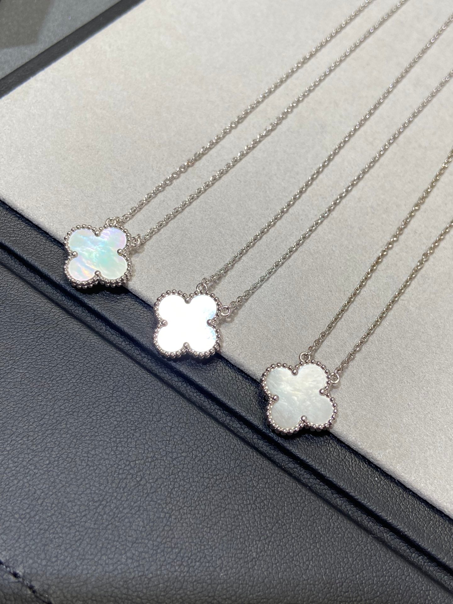 ¡®Glow Jewelry¡¯CLOVER MEDIUM SILVER WHITE MOP NECKLACE