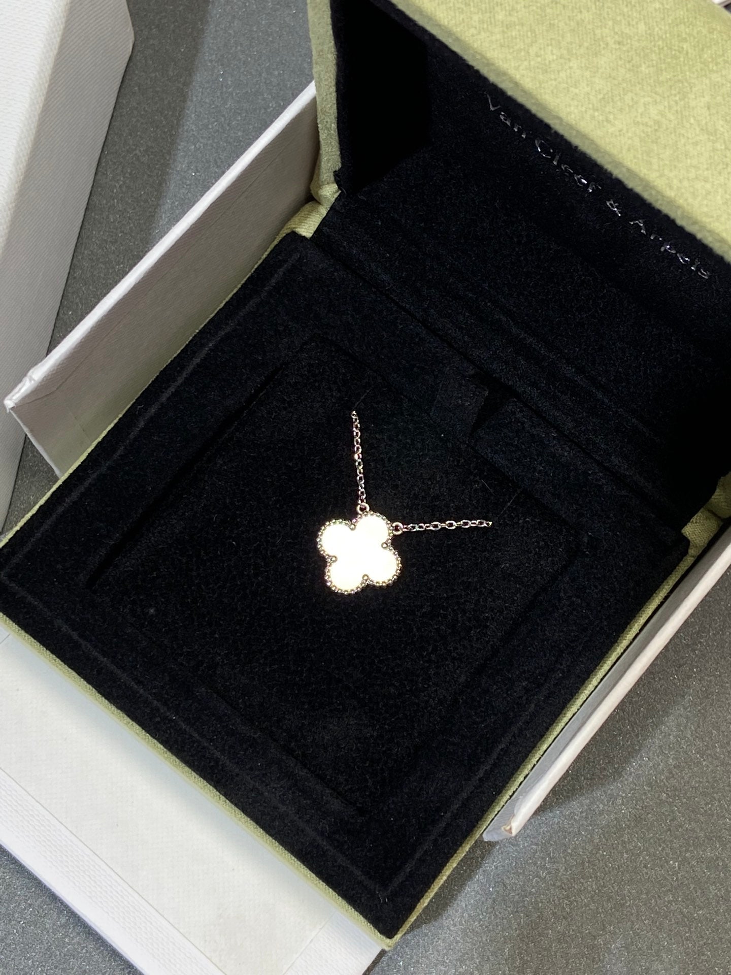 ¡®Glow Jewelry¡¯CLOVER MEDIUM SILVER WHITE MOP NECKLACE