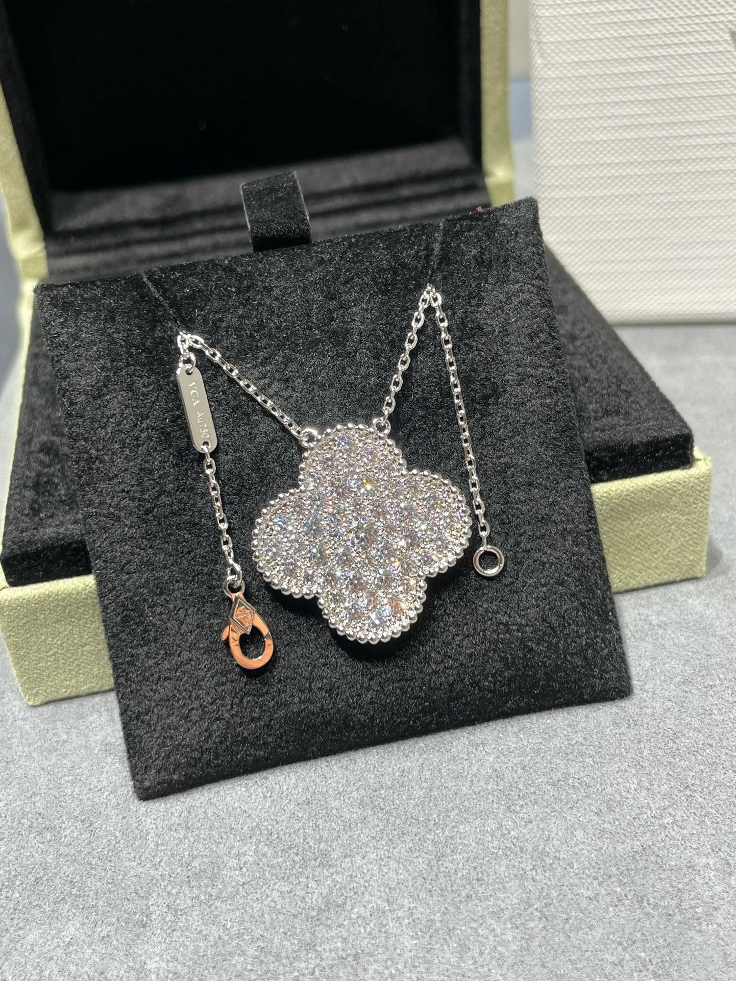 ¡®Glow Jewelry¡¯CLOVER 25MM LARGE PENDANT DIAMOND PAVED SILVER NECKLACE