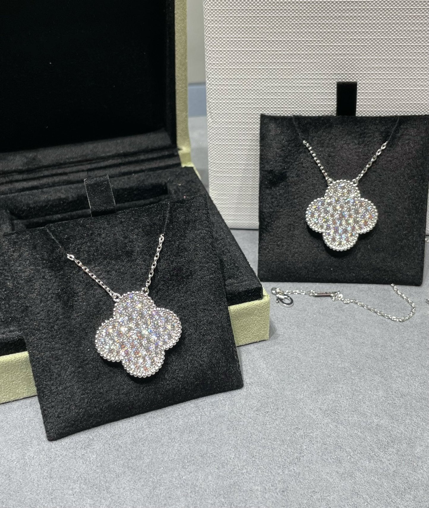 [Glow Jewelry]CLOVER 25MM LARGE PENDANT DIAMOND PAVED SILVER NECKLACE