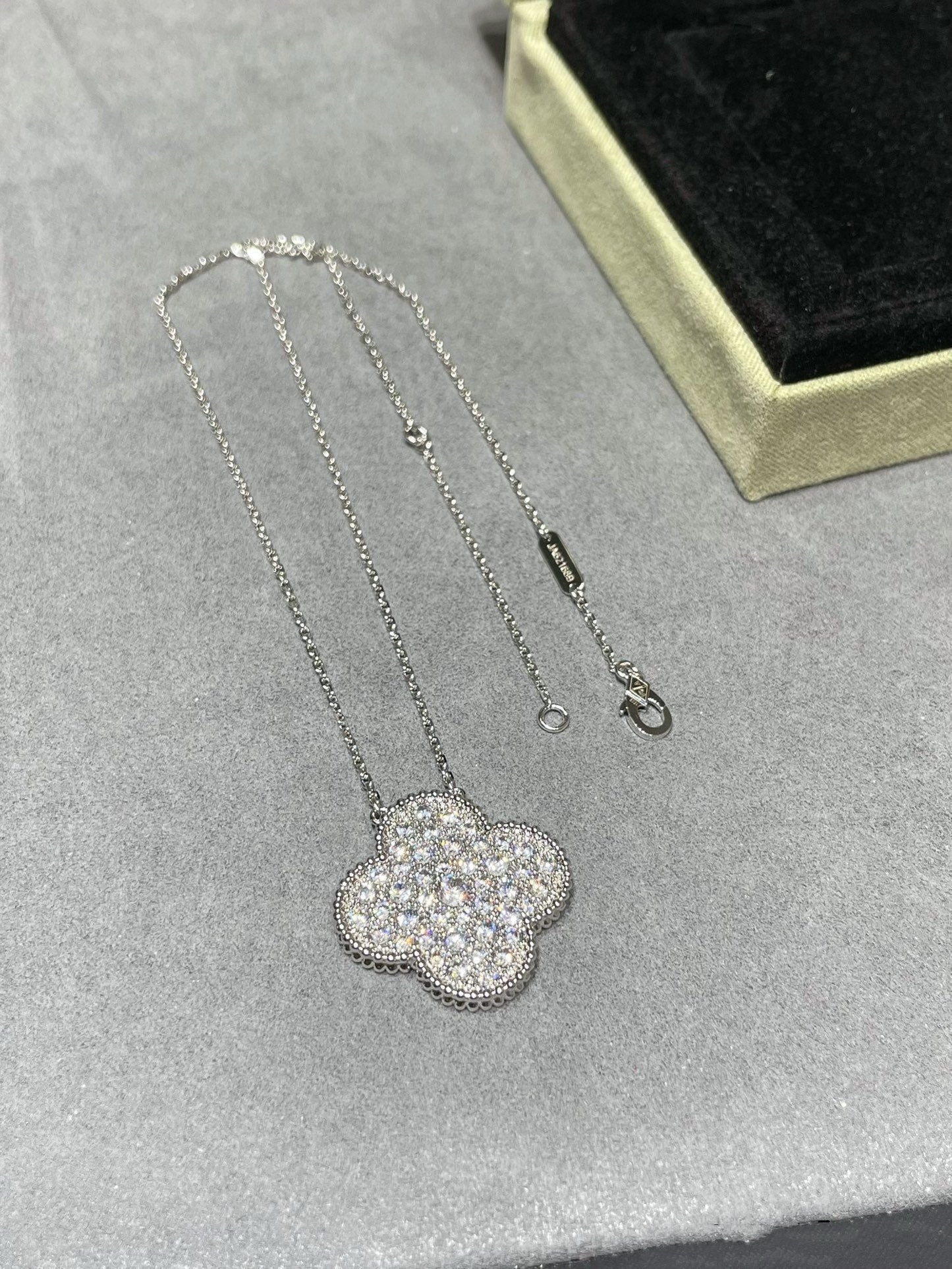 ¡®Glow Jewelry¡¯CLOVER 25MM LARGE PENDANT DIAMOND PAVED SILVER NECKLACE