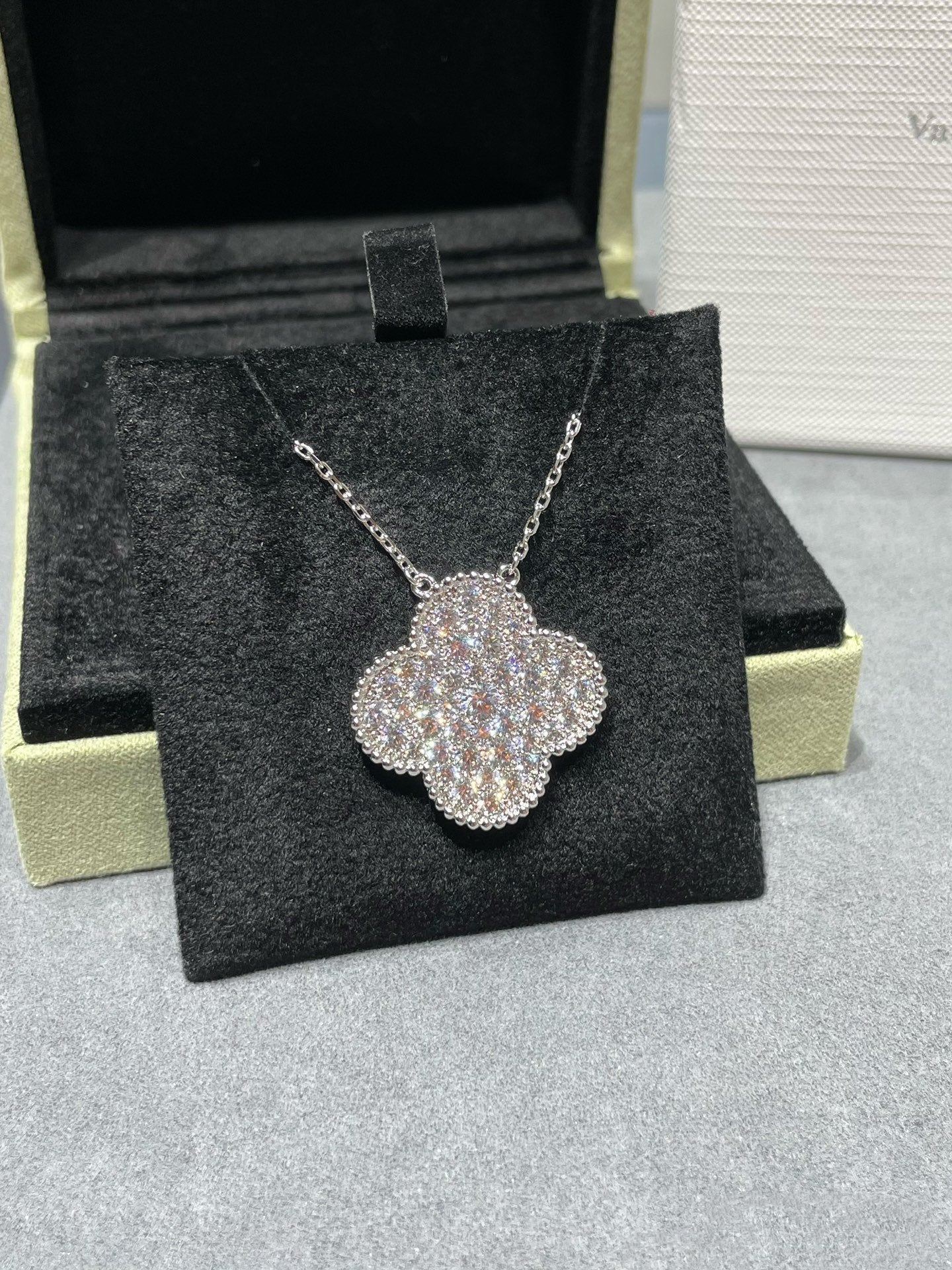 [Glow Jewelry]CLOVER 25MM LARGE PENDANT DIAMOND PAVED SILVER NECKLACE
