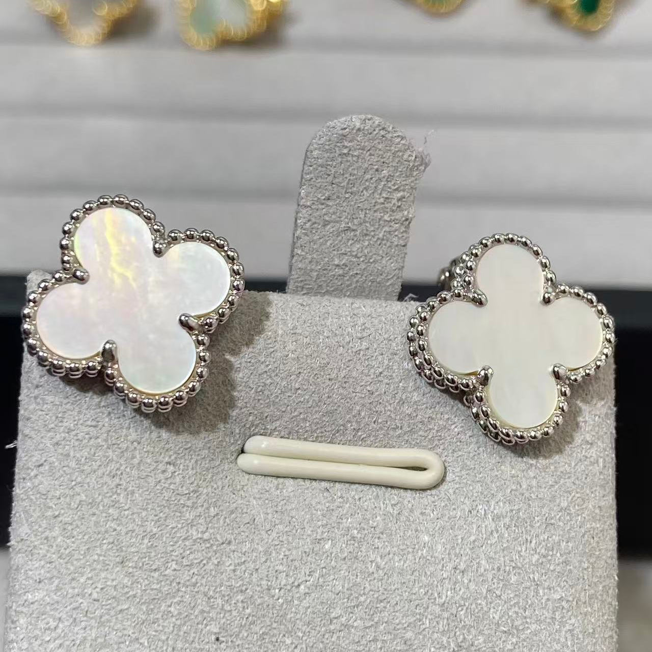 [Glow Jewelry] CLOVER LARGE (20mm) 1 MOTIFS WHITE MOP STUD EARRINGS