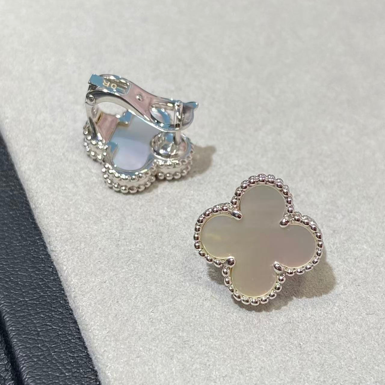 [Glow Jewelry] CLOVER LARGE (20mm) 1 MOTIFS WHITE MOP STUD EARRINGS