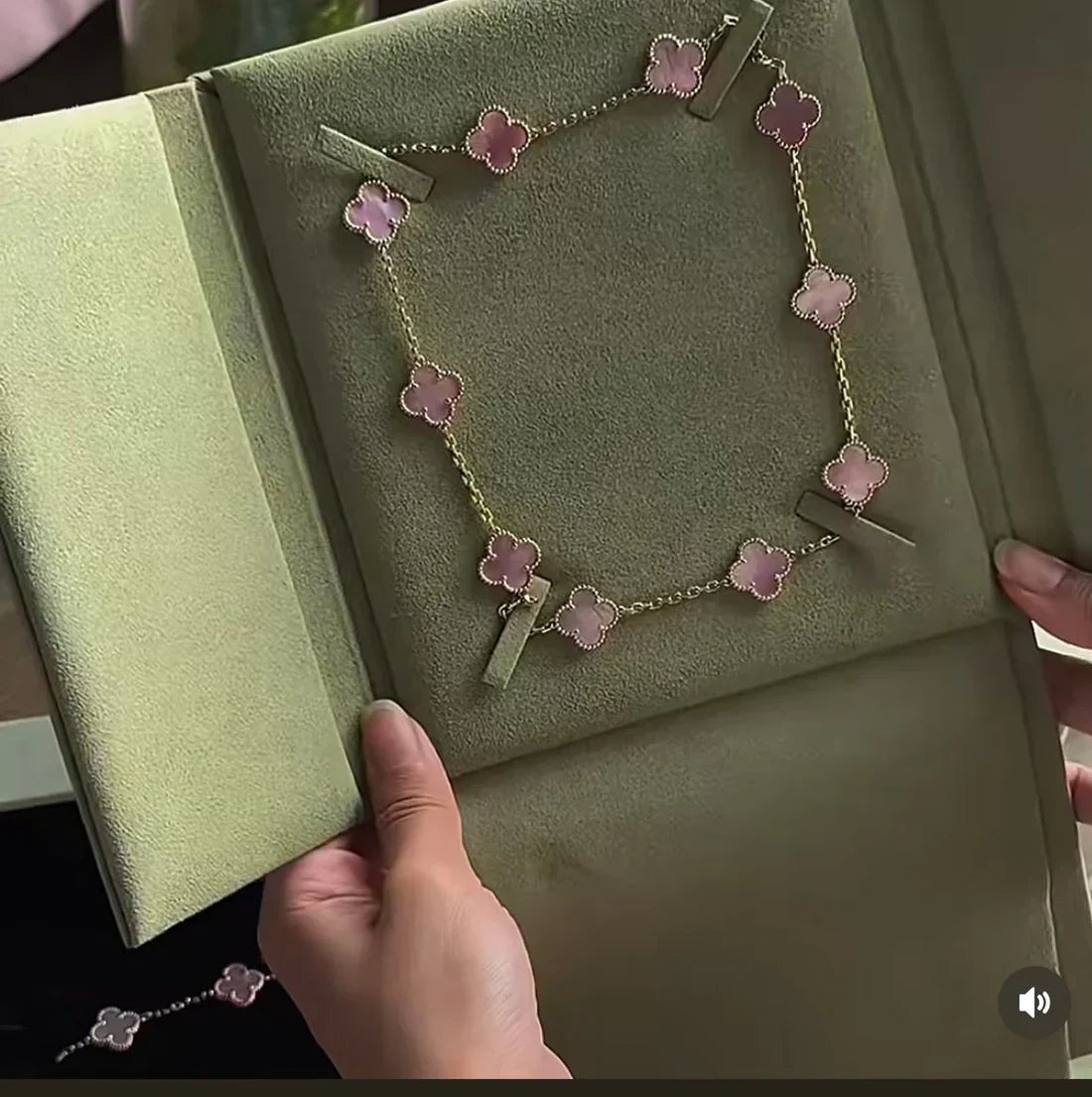 [Glow Jewelry Jewellery] Pink Necklace with Ten Clover Designs