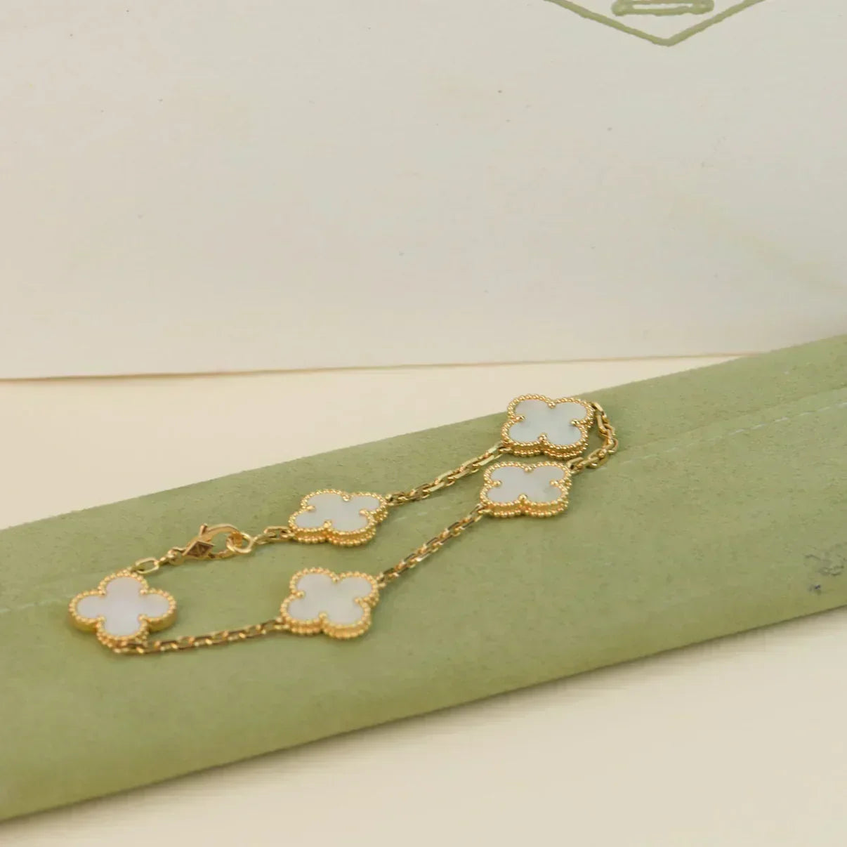 [Glow Jewelry]CLOVER WHITE PEARL MOP 5 MOTIF BRACELET COLLECTION