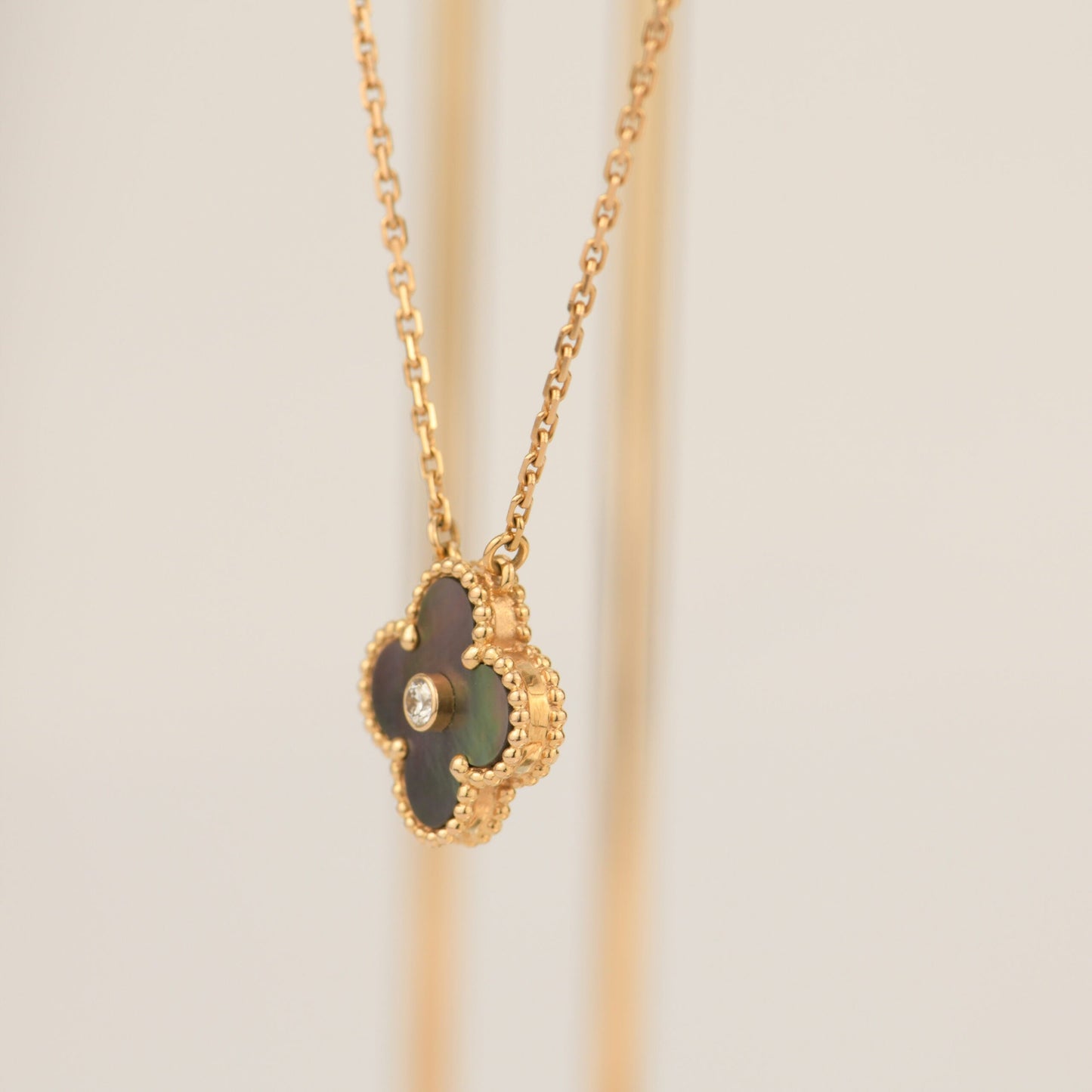 [Glow Jewelry]CLOVER 15MM DIAMOND AND MOTHER-OF-GREY NECKLACE