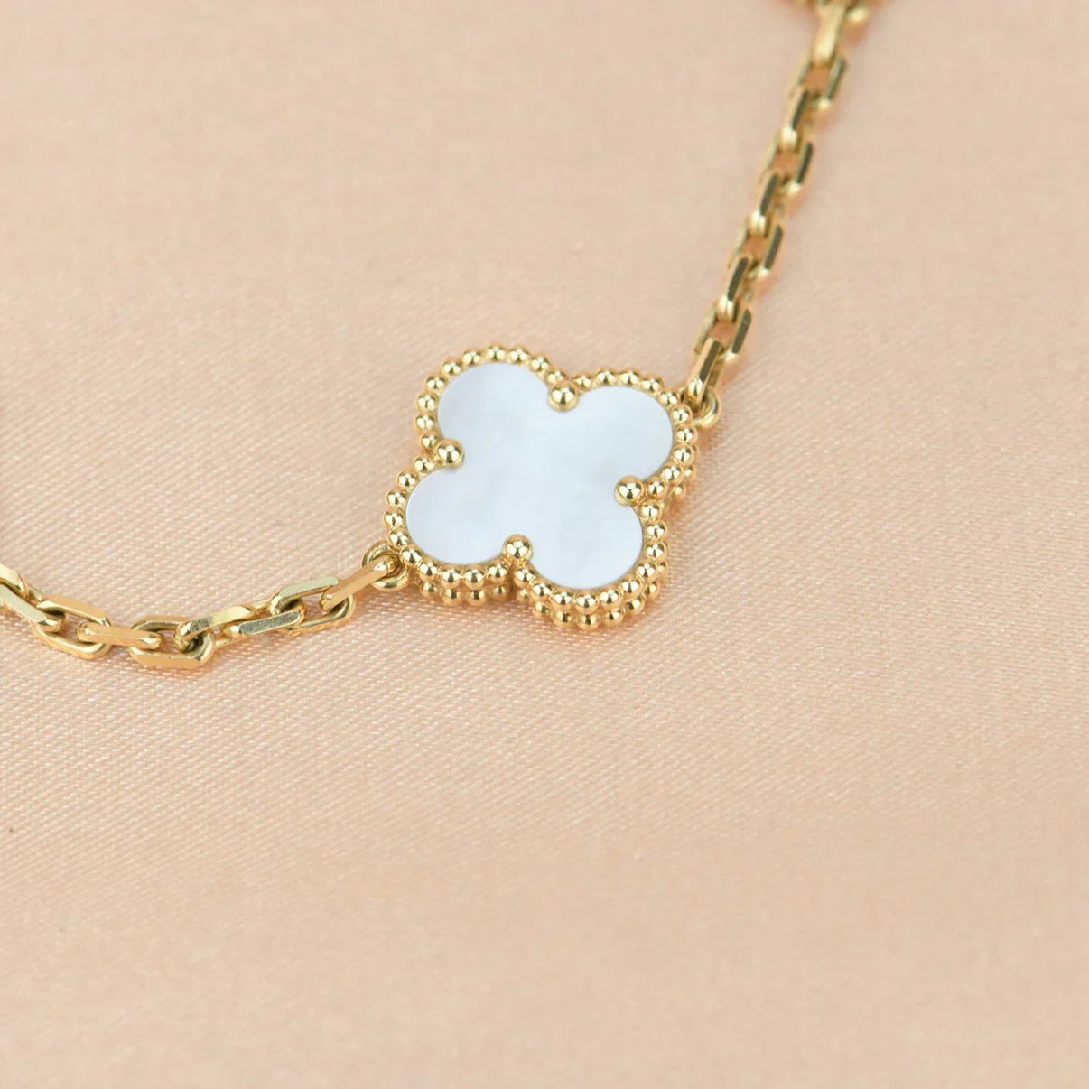 [Glow Jewelry]New CLOVER WHITE PEARL MOP 5 MOTIF BRACELET COLLECTION
