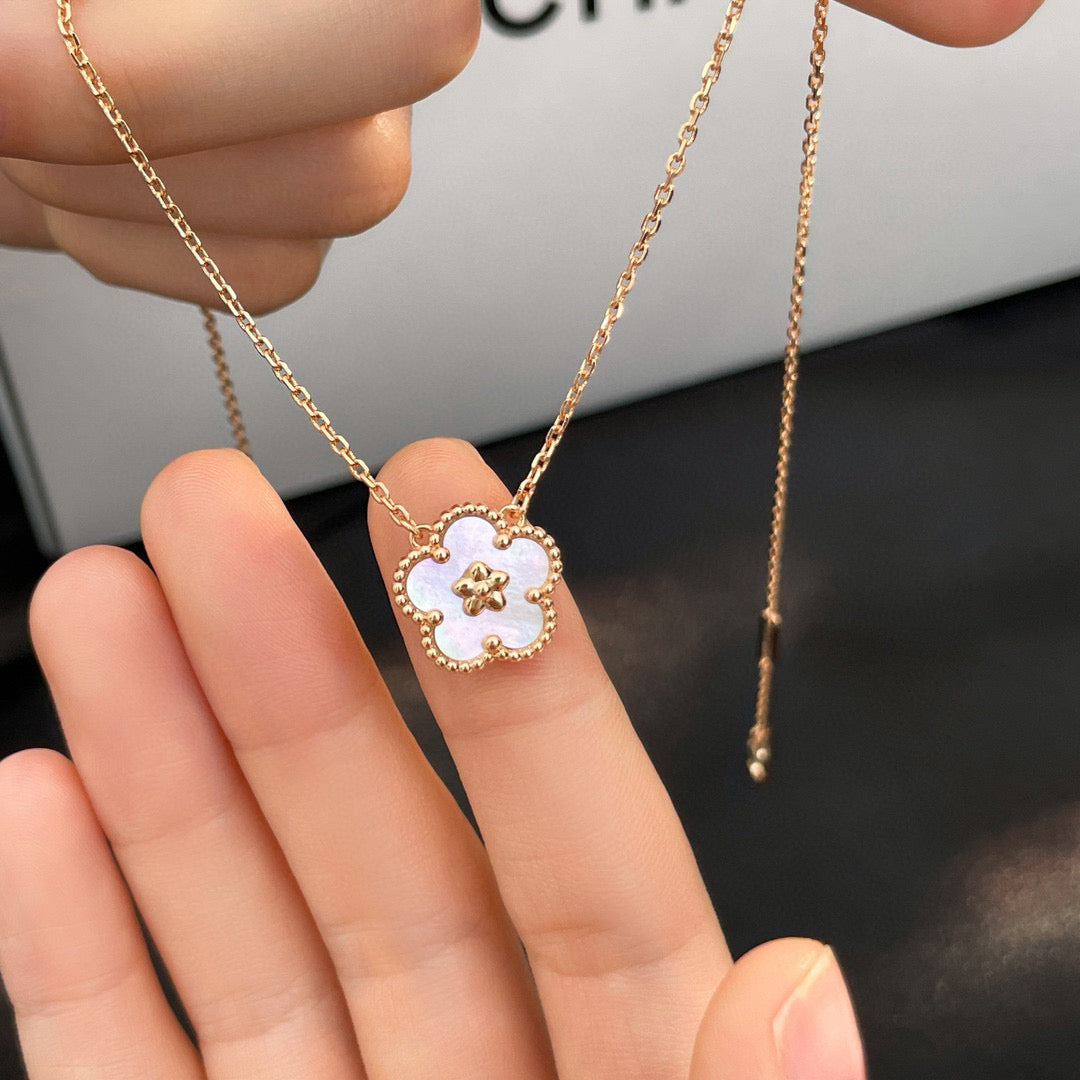 [Glow Jewelry]LUCKY  WHITE MOP  PLUM BLOSSOM NECKLACE