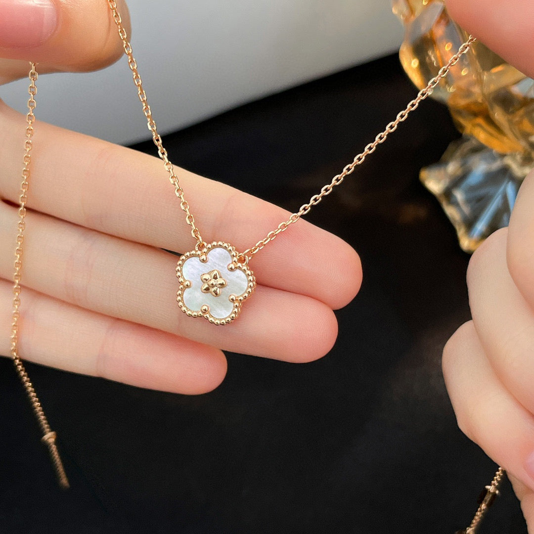 [Glow Jewelry]LUCKY  WHITE MOP  PLUM BLOSSOM NECKLACE