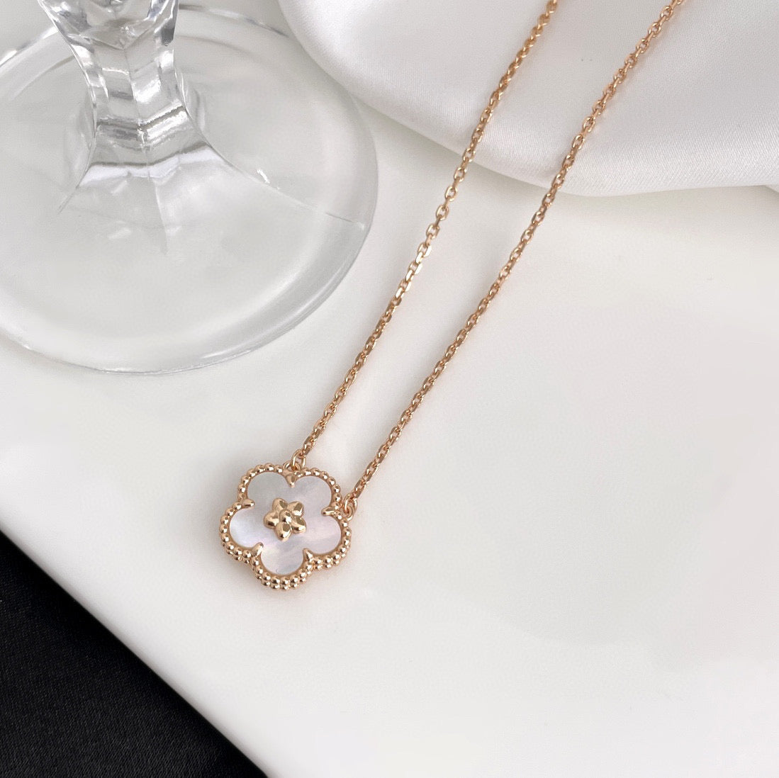 [Glow Jewelry]LUCKY  WHITE MOP  PLUM BLOSSOM NECKLACE