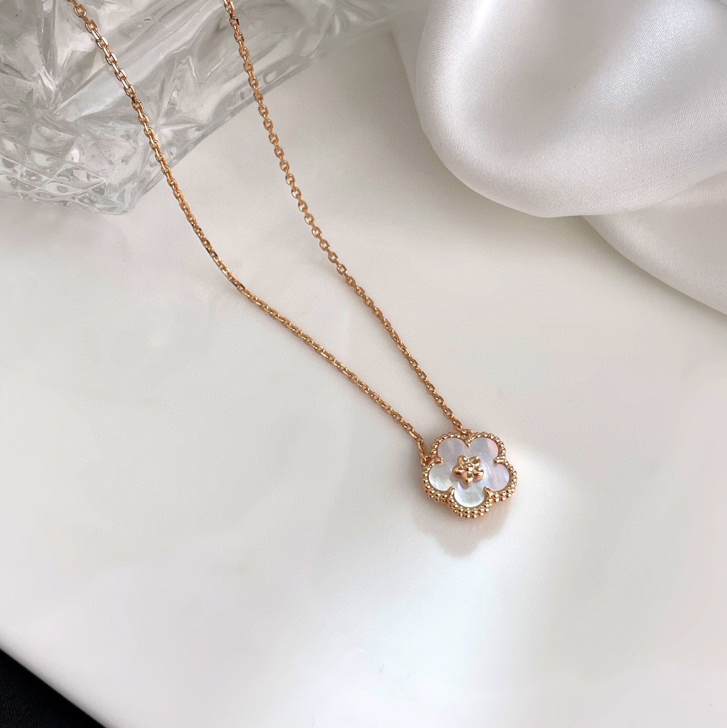 [Glow Jewelry]LUCKY  WHITE MOP  PLUM BLOSSOM NECKLACE