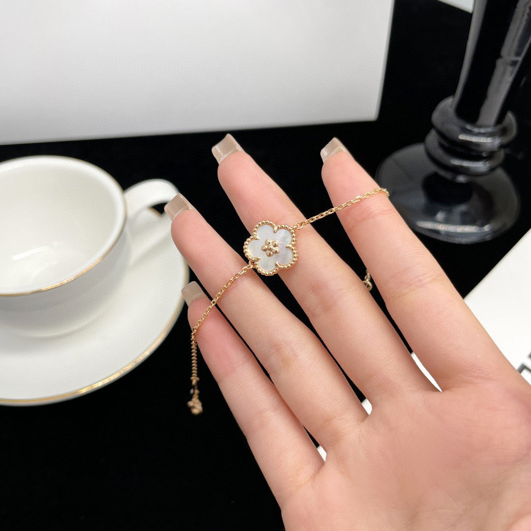 [Glow Jewelry]LUCKY  WHITE MOP  PLUM BLOSSOM NECKLACE