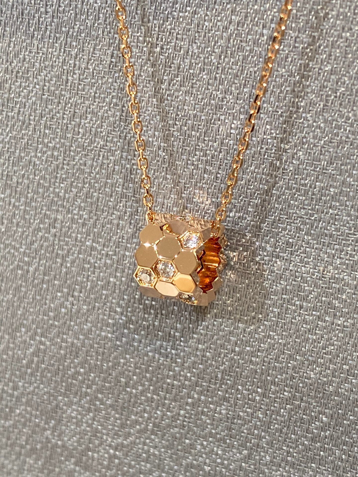 ¡®Glow Jewelry¡¯BEE LOVE DIAMOND NECKLACE