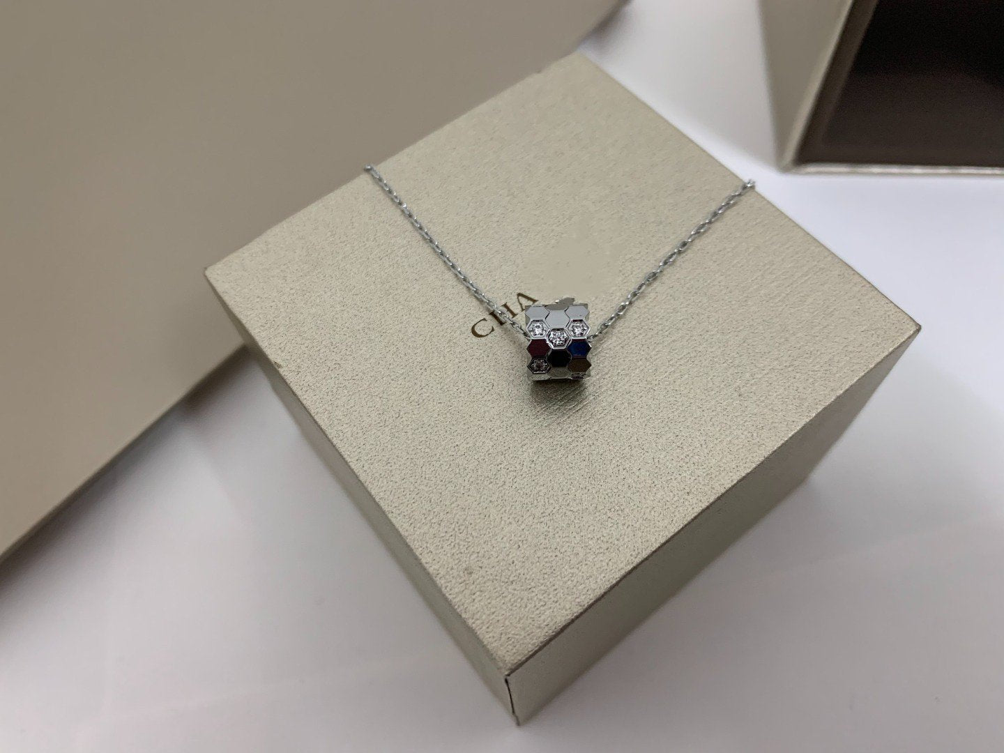 [Glow Jewelry]BEE LOVE DIAMOND NECKLACE