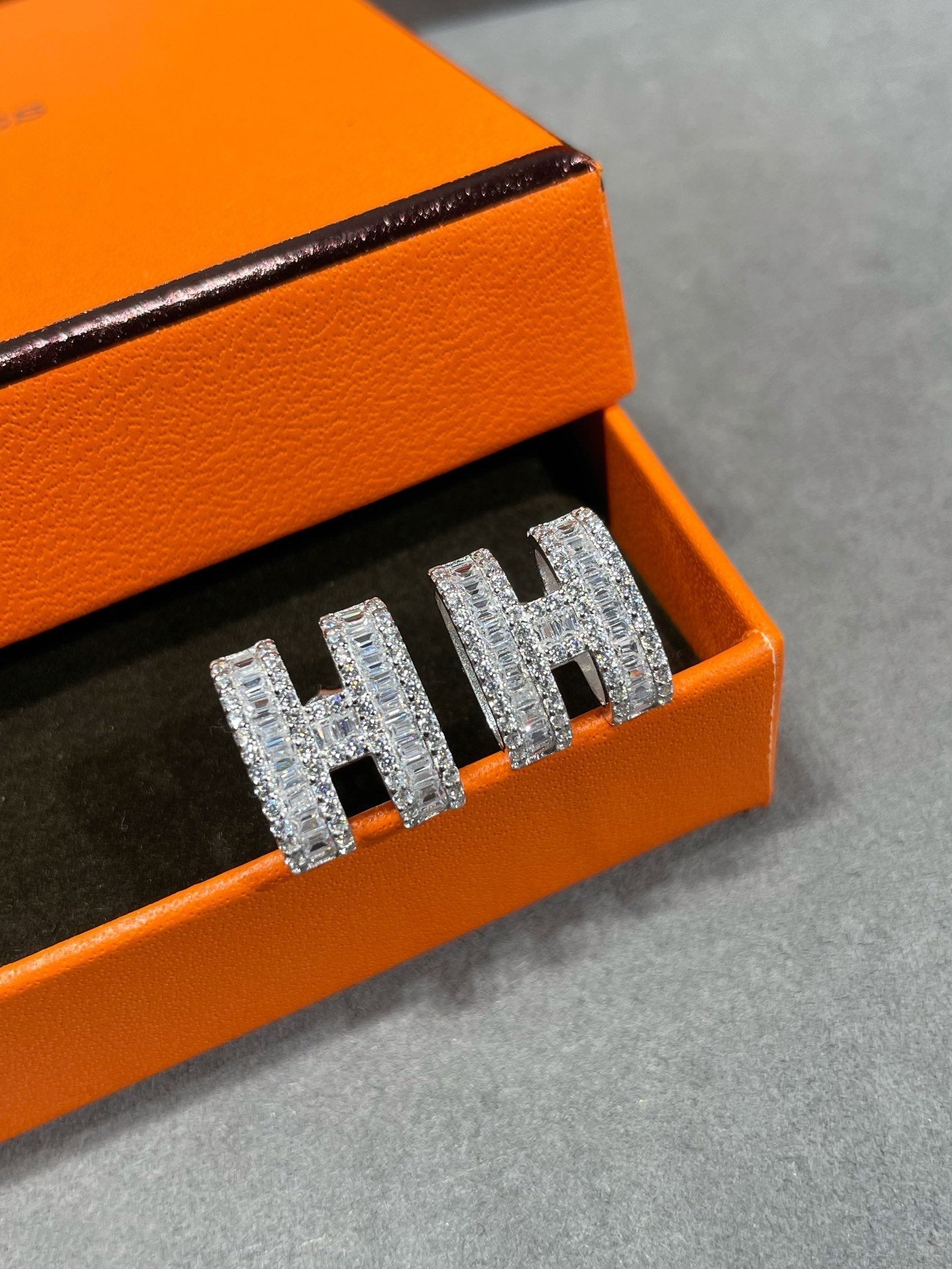 [Glow Jewelry]H STUD EARRINGS WITH SILVER DIAMONDS