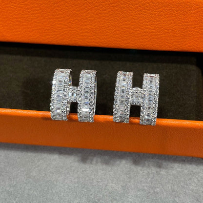 ¡®Glow Jewelry¡¯H STUD EARRINGS WITH SILVER DIAMONDS