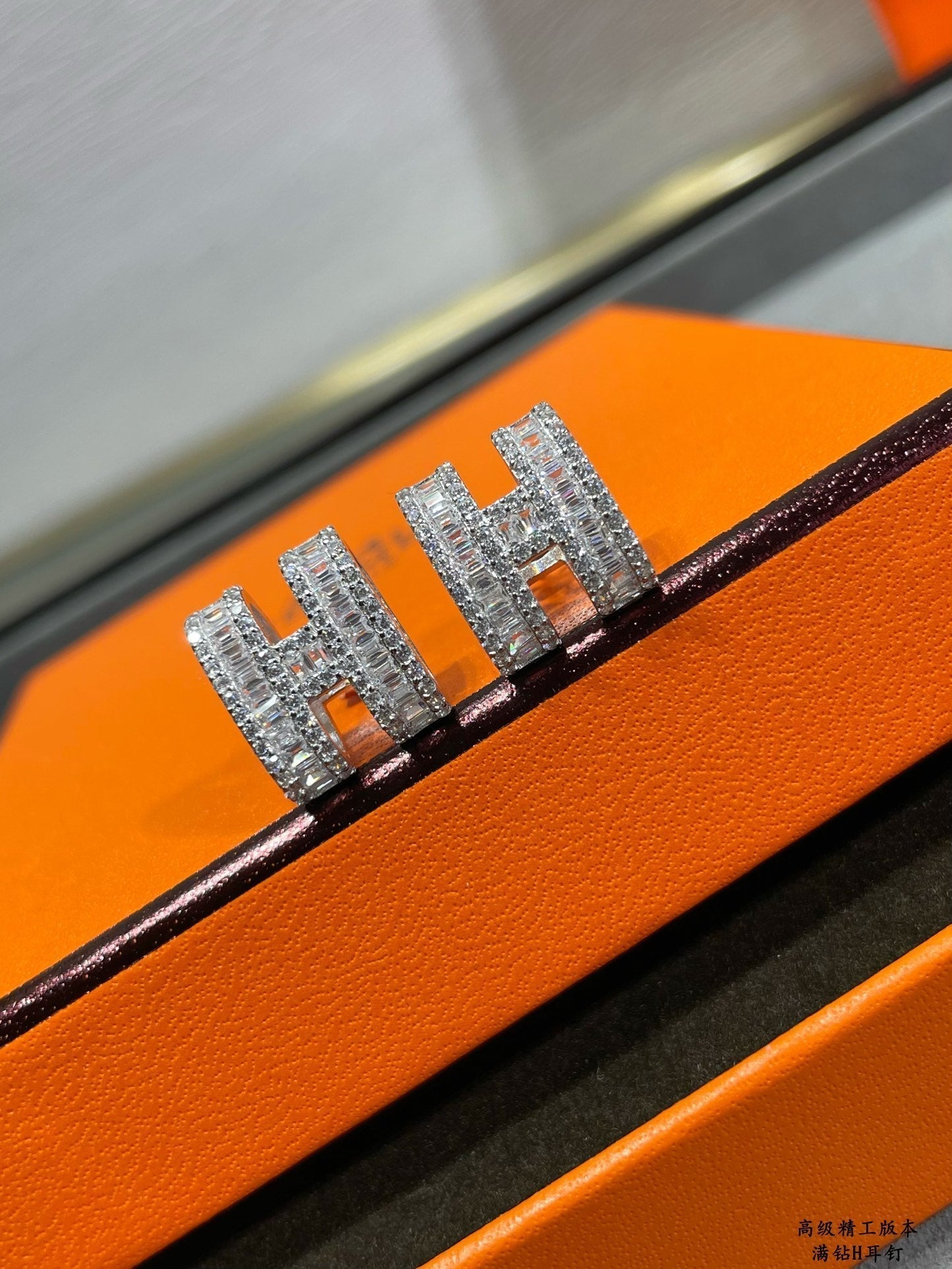 ¡®Glow Jewelry¡¯H STUD EARRINGS WITH SILVER DIAMONDS
