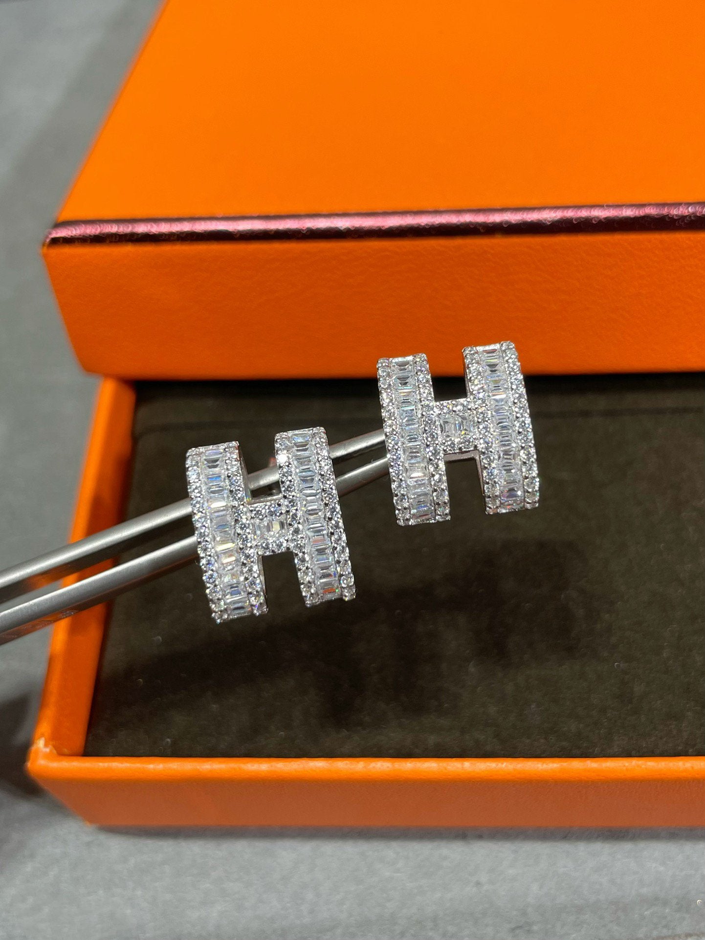 [Glow Jewelry]H STUD EARRINGS WITH SILVER DIAMONDS