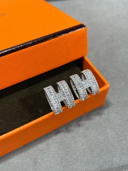 [Glow Jewelry]H STUD EARRINGS WITH SILVER DIAMONDS